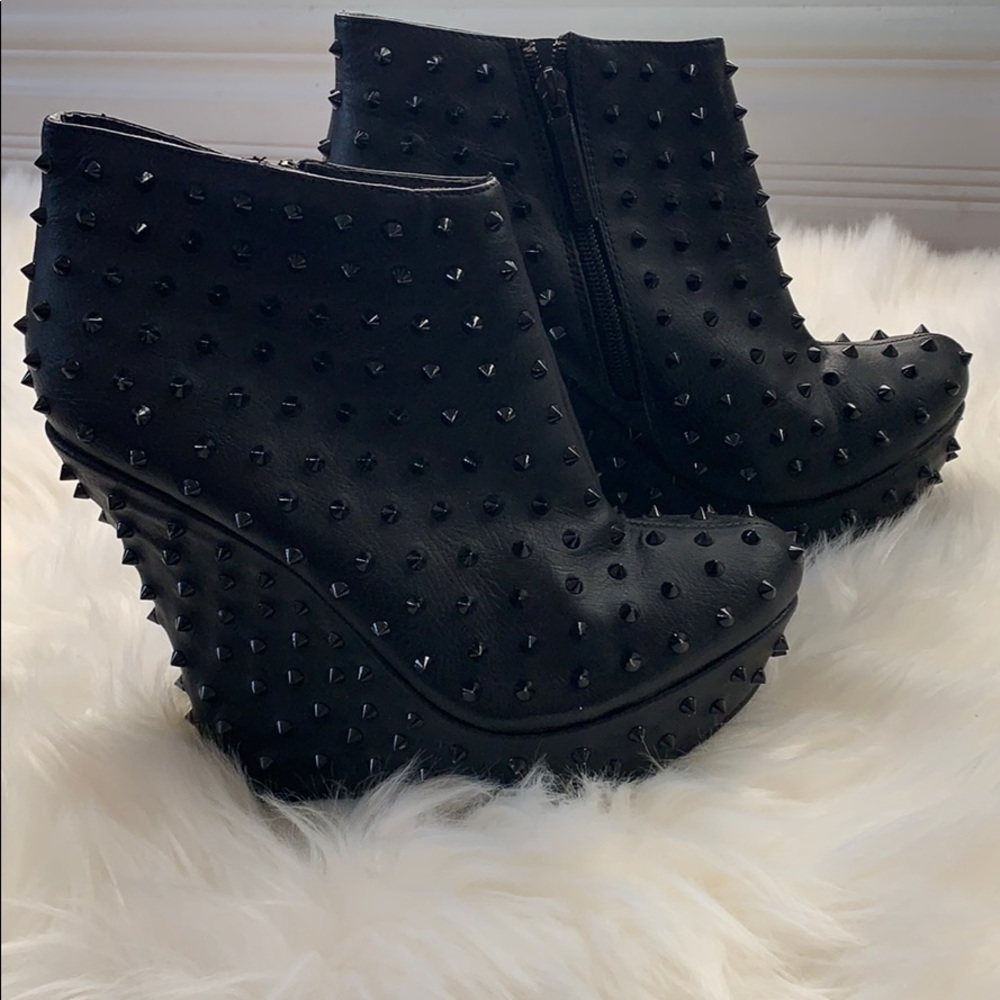 SHIEKH Woman’s STUDDED PLATFORM DRESS SHOE